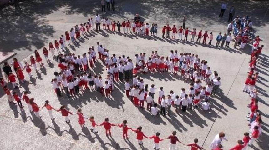 Ekim Ayının Konusu &lsquo;sevgi&rsquo;