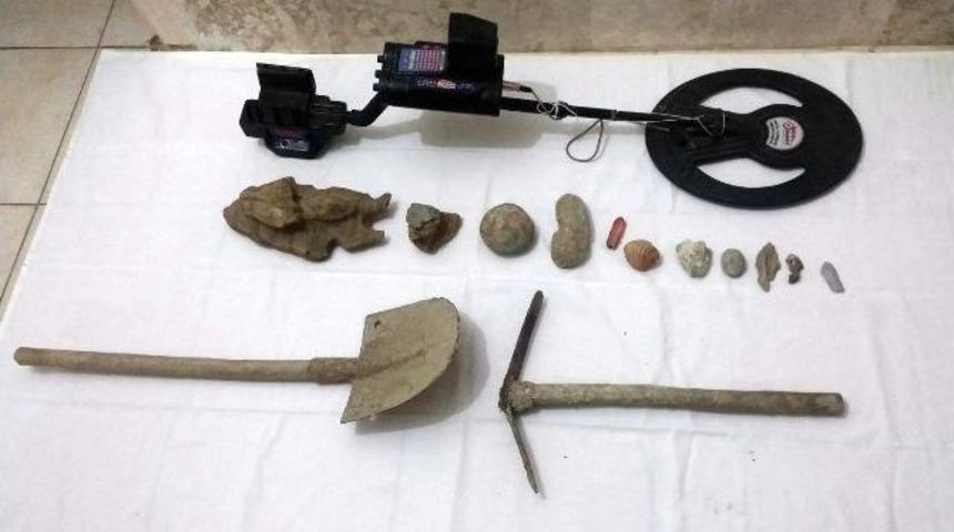 Tarihi Eser Aramak İçin Evinin Altına Kuyu Kazdı