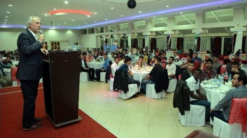 Başkan, &Uuml;niversite &Ouml;ğrencileri İle Buluştu