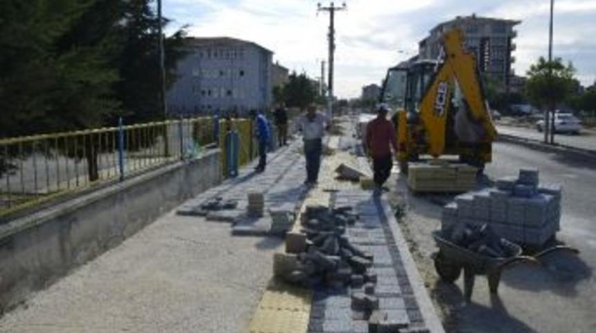 Okul &Ouml;n&uuml;ndeki Kaldırım Yenilendi