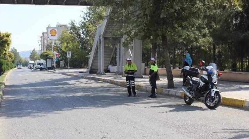 Cumhuriyet İlkokulu&rsquo;nun &Ouml;n&uuml; Parklardan Temizlendi