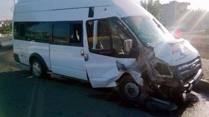 &Ouml;ğrenci Servisi İle Kamyonet &Ccedil;arpıştı: 3 &Ouml;ğrenci Yaralı