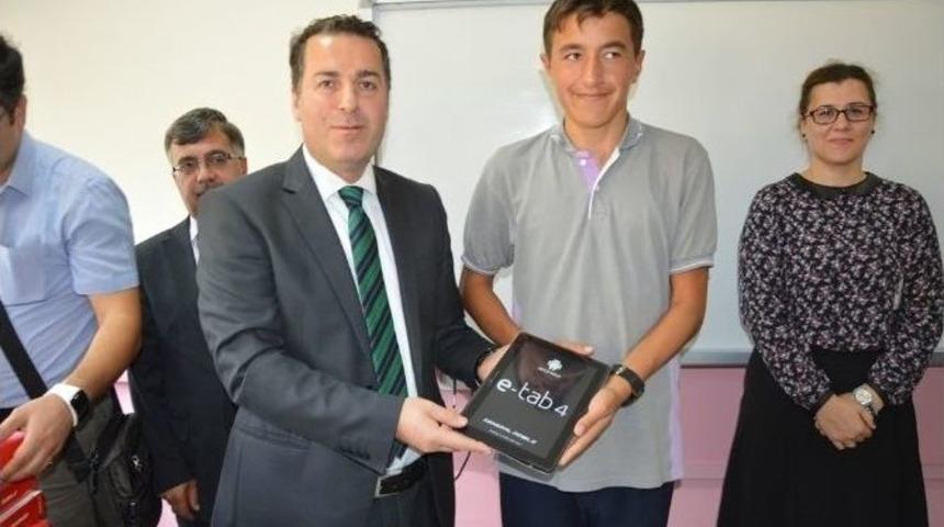 Niksar&rsquo;da &Ouml;ğrencilere Tablet Bilgisayar Dağıtıldı