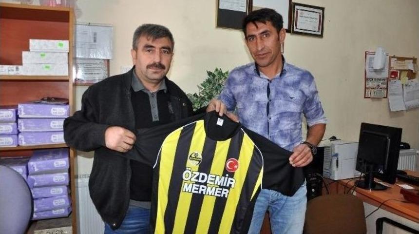 Sorgun Belediyespor Taraftar Grubuna Esnaftan 100 Adet Forma