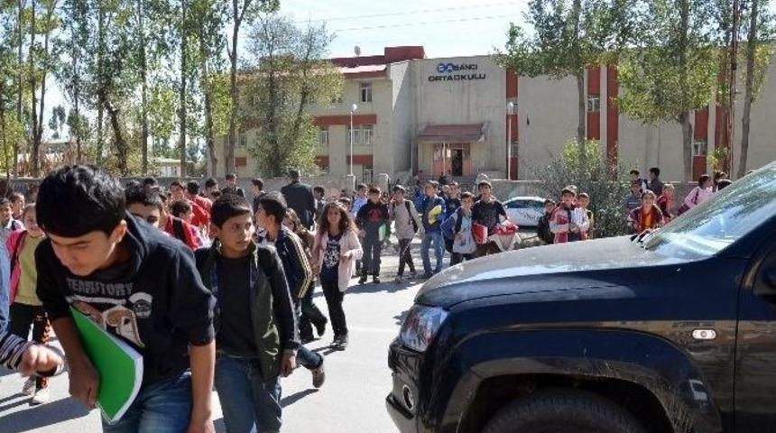 (&ouml;zel Haber) &Uuml;st Ge&ccedil;it Yok, &Ouml;ğrenciler Karşıya &Ouml;ğretmenlerinin G&ouml;zetiminde Ge&ccedil;iyor