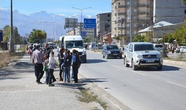 (özel Haber) Üst Geçit Yok, Öğrenciler Karşıya Öğretmenlerinin Gözetiminde Geçiyor