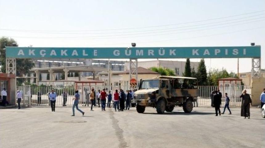 Ak&ccedil;akale Sınır Kapısı İnsani Yardımlara A&ccedil;ıldı