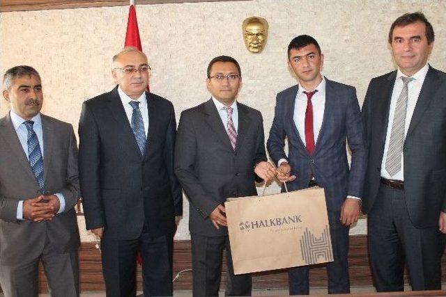 Şehit Ailelerine Laptop Ve Tablet Bilgisayar Hediye Edildi