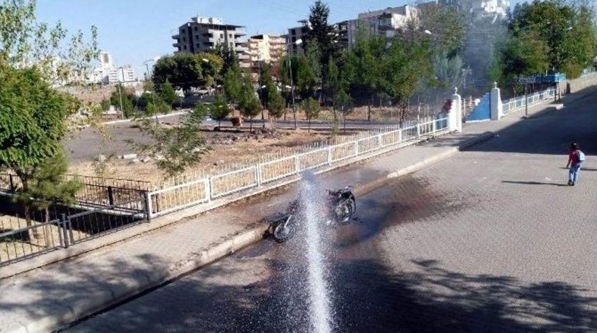 Park Halindeki Motosiklet Alev Aldı