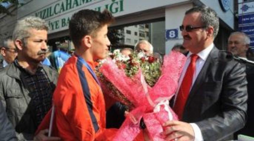 Şampiyon G&uuml;reş&ccedil;iye Muhteşem Karşılama