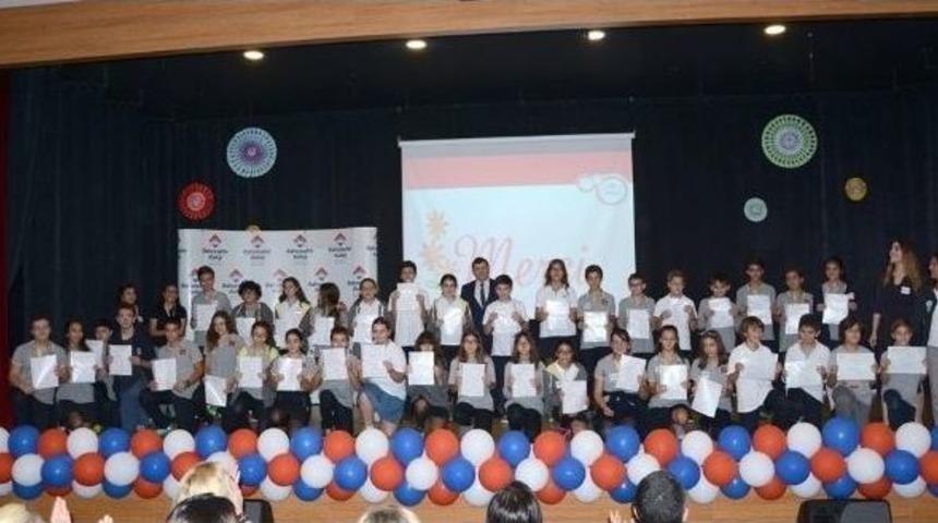 Bah&ccedil;eşehirli &Ouml;ğrenciler Başarı Belgelerini Aldı