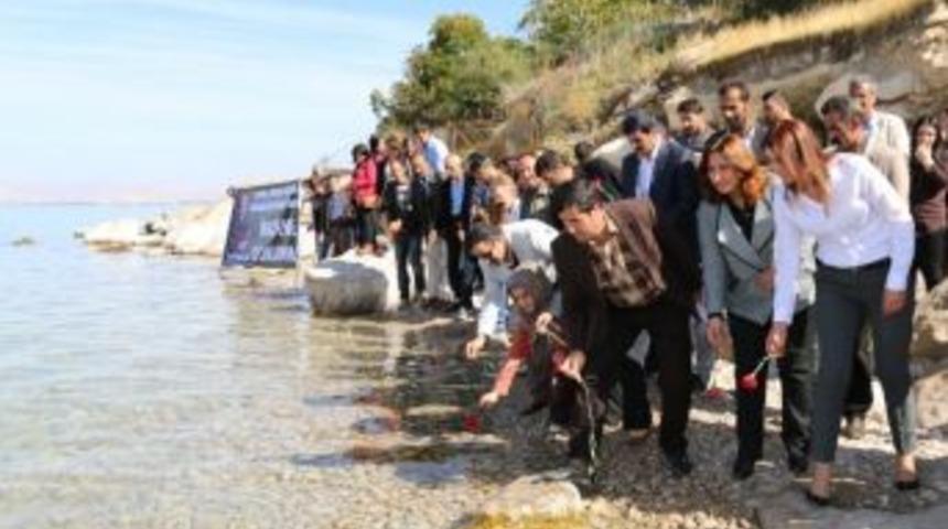 Ankara&rsquo;da &Ouml;lenler İ&ccedil;in Van G&ouml;l&uuml;&rsquo;ne Karanfil Bırakıldı