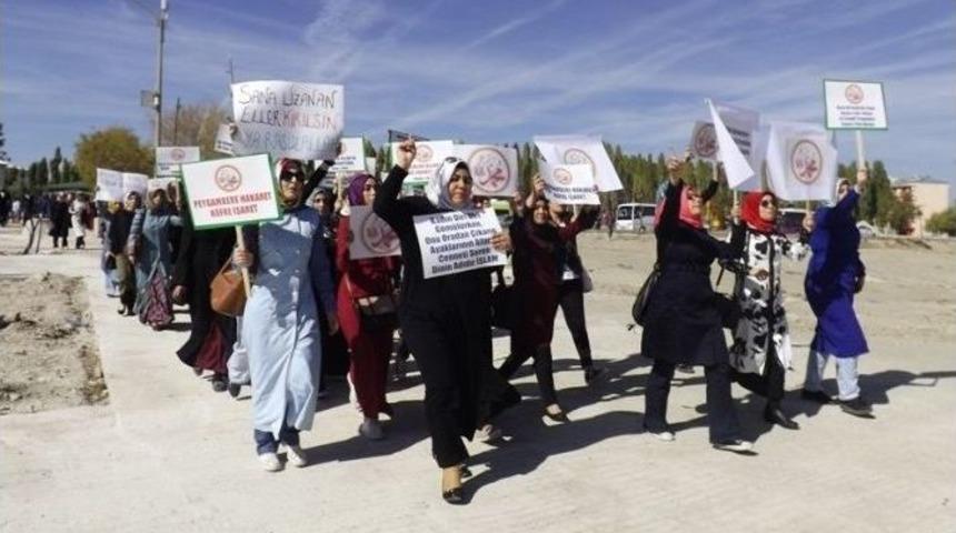 &lsquo;&ccedil;ocuk Gelin Yoktur, Tecav&uuml;zc&uuml; Erkek Vardır&rsquo; Afişine Tepki