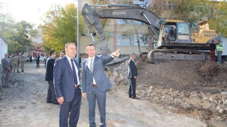 Vali Altıparmak Oltu H&uuml;k&uuml;met Konağı İnşaatında İncelemelerde Bulundu