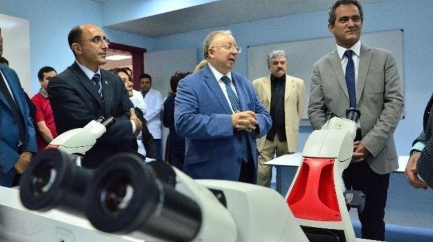 Rekt&ouml;r &Ouml;zer, Multidisiplin Laboratuvarına Hayran Kaldı