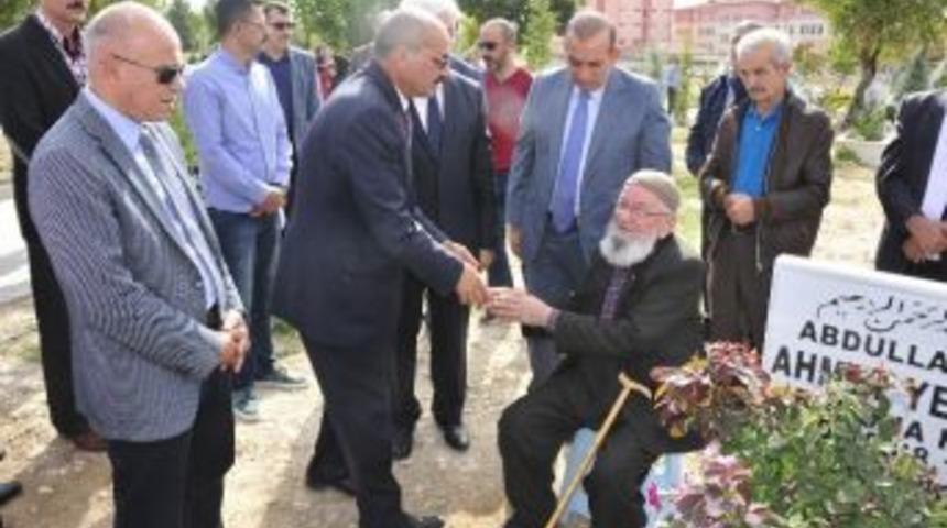 Yenilmez, &Ouml;l&uuml;m&uuml;n&uuml;n Birinci Yılında Mezarı Başında Anıldı