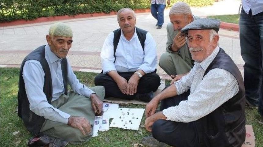 Yaşlı Vatandaşlar &Ccedil;ocukluk Yıllarına D&ouml;nd&uuml;