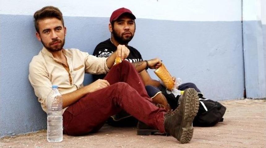 Kimsesizler İ&ccedil;in &ldquo;a&ccedil; Ve Susuz&rdquo; Yollara D&uuml;şt&uuml;ler