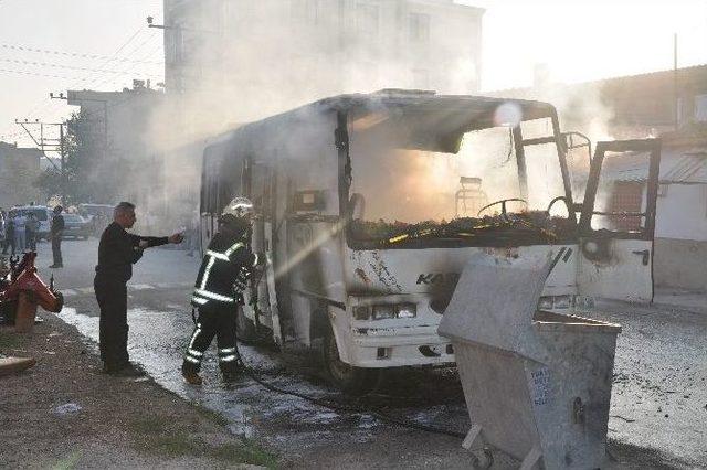 Seyir Halindeki İşçi Servisi Alev Aldı