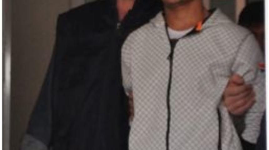 Polisim Diyerek Dolandırdı, Ka&ccedil;mak İsterken Yakalandı