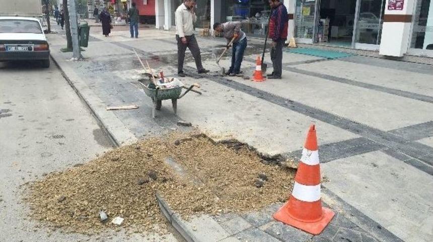 Atat&uuml;rk Bulvarı&rsquo;nda Kaldırımlar Bakıma Alındı