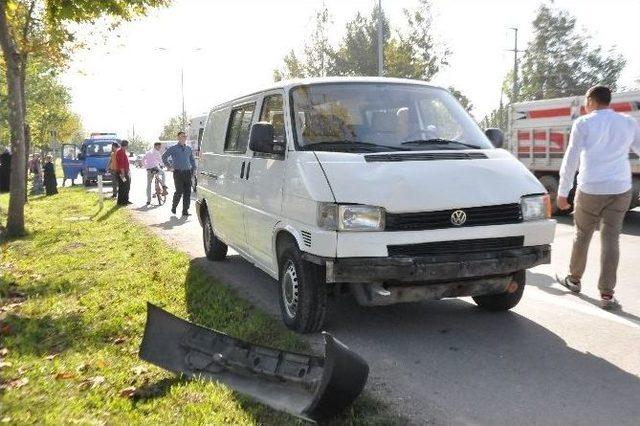 Karşıdan Karşıya Geçen Kadına Otomobil Çarptı