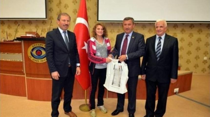 K&uuml;tahya&rsquo;da Başarılı Sporculara &Ouml;d&uuml;l