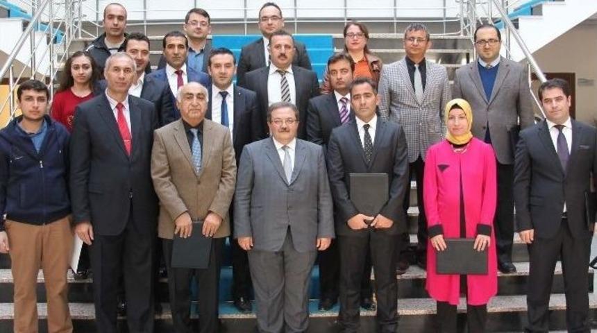 Be&uuml;&rsquo;de Başarılı Akademisyen Ve &Ouml;ğrenciler &Ouml;d&uuml;llendirildi