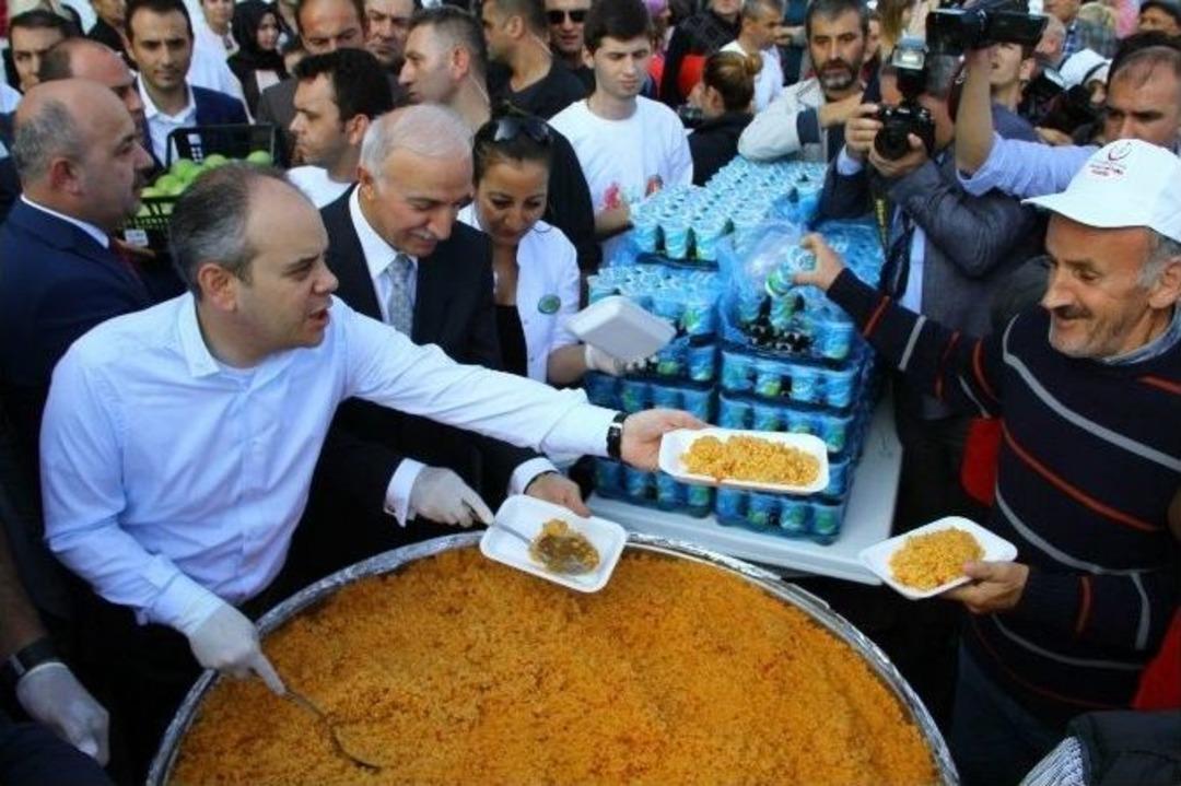 Bakan Kılı&ccedil; Pilav Dağıttı