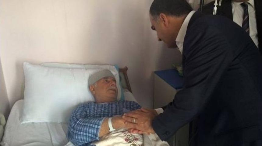 Peker Hastanelerde Yatan Hastaları Ziyaret Etti