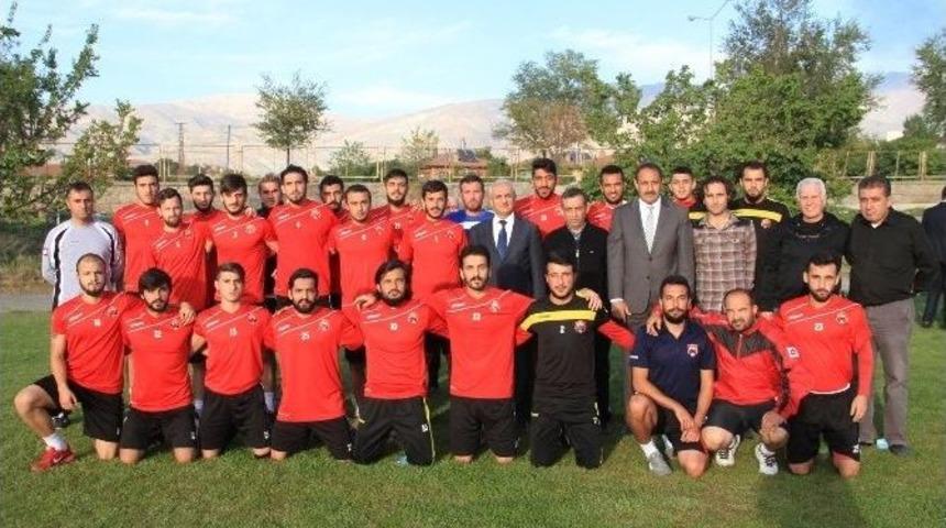 Başkan Başsoy Futbolculara Tatlı İkramında Bulundu