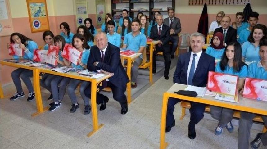 Erenlerde &Ouml;ğrencilere Tablet Ve Kitap Dağıtıldı