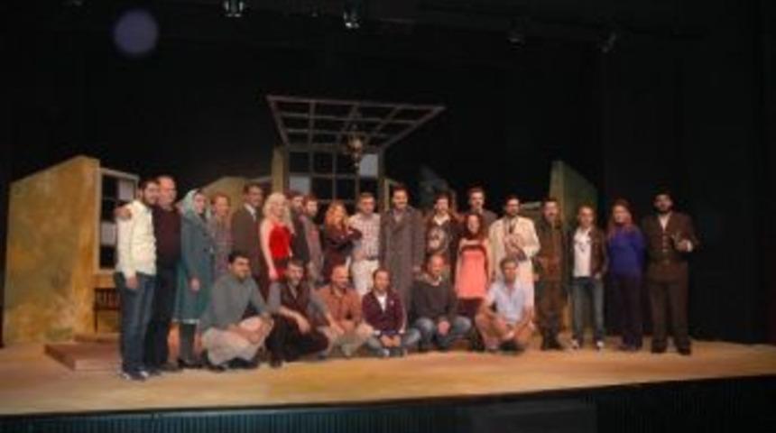 Erzurum Devlet Tiyatrosunda &ldquo;buzlar &Ccedil;&ouml;z&uuml;lmeden&rdquo; Adlı Oyun Sahnelenecek