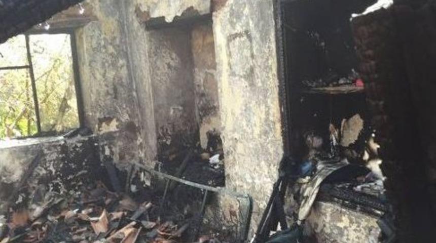 Bir Ev Alevlere Teslim Oldu