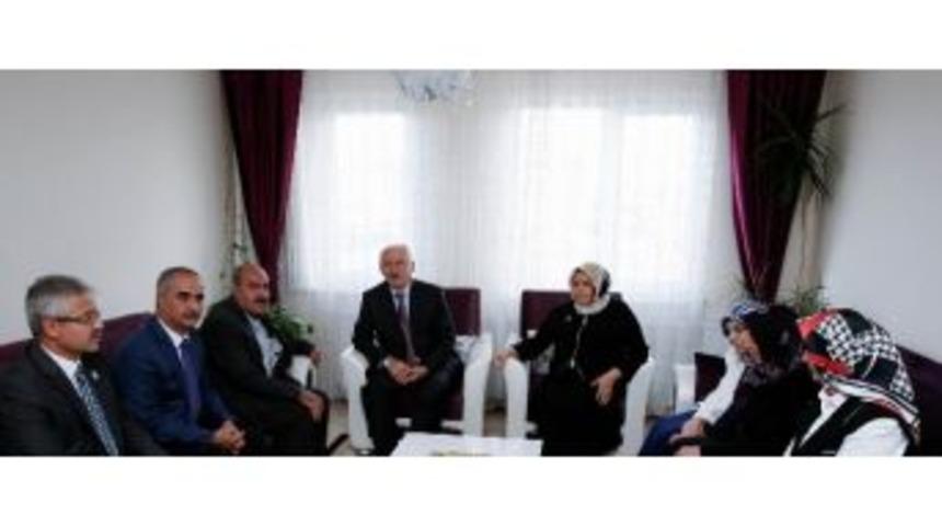 Bakan Ayşen G&uuml;rcan Şehit Ailesini Ziyaret Etti