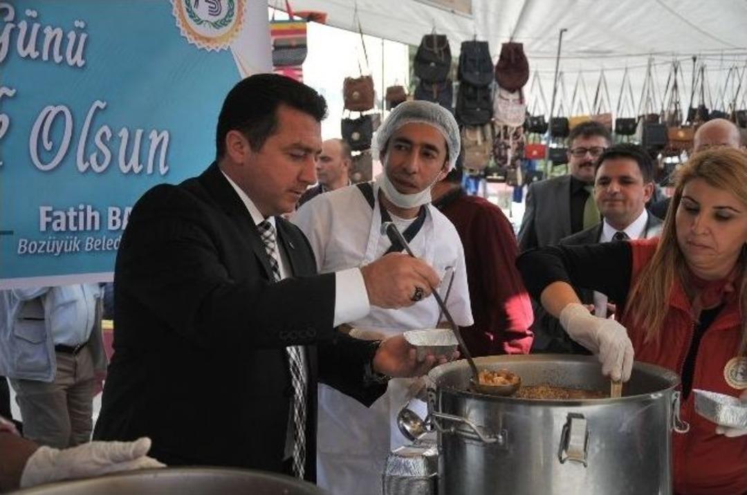 Boz&uuml;y&uuml;k Belediyesi&rsquo;nden 3 Bin 500 Kişilik Aşure İkramı
