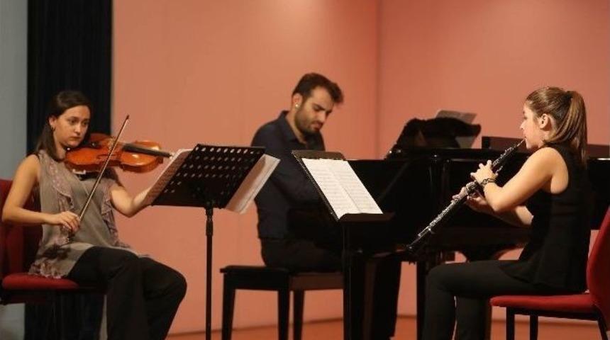 Trio Tını Konseri B&uuml;y&uuml;ledi