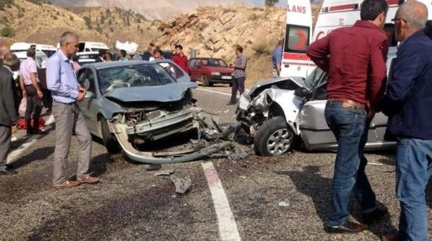 Otomobiller &Ccedil;arpıştı: 4 Yaralı