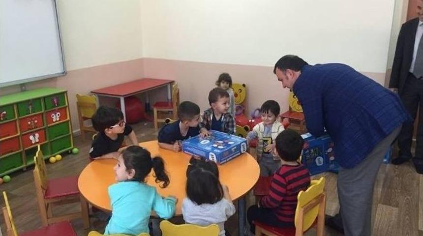 Başkan Yavuz Minik &Ouml;ğrencilere Masal Seti Hediye Etti