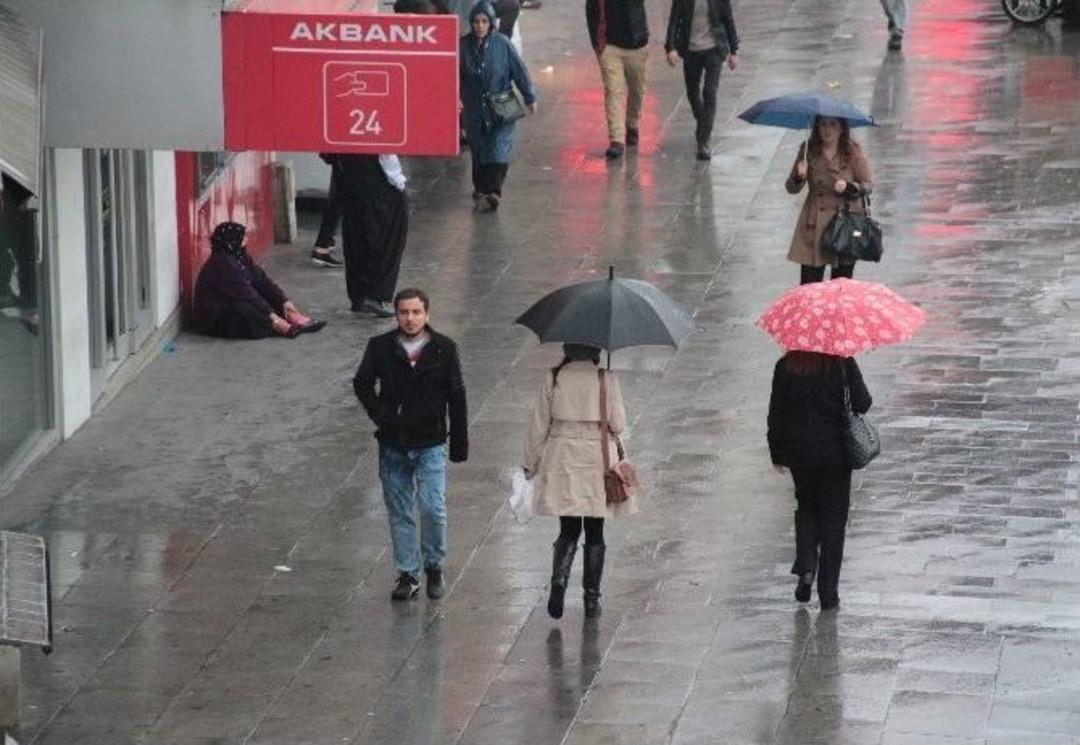 İstanbullular G&uuml;ne Yağmurla Uyandı