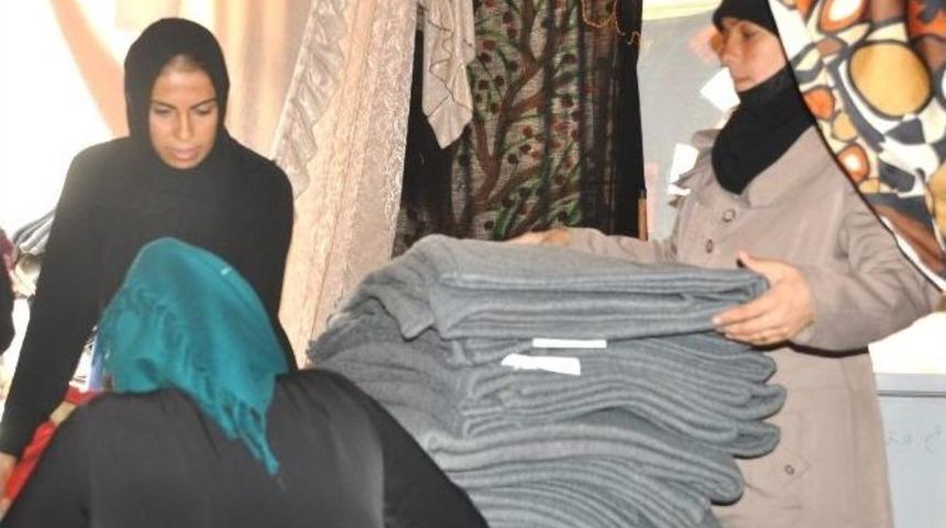 &Ccedil;adır Kentte Yeni Gelenlere Battaniye Dağıtımı