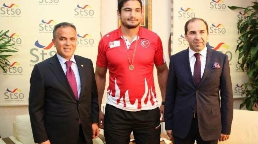 D&uuml;nya Şampiyonu G&uuml;reş&ccedil;iden, Sivas Ticaret Ve Sanayi Odası&rsquo;na Ziyaret