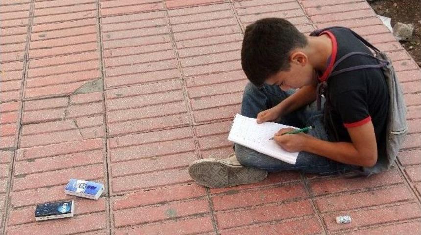 Suriyeli &Ccedil;ocuğun Okuma Azmi