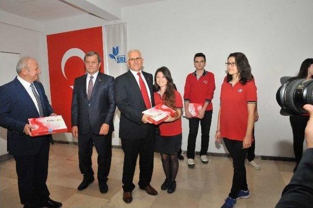 Denizli’de Öğrencilere Tablet Dağıtıldı