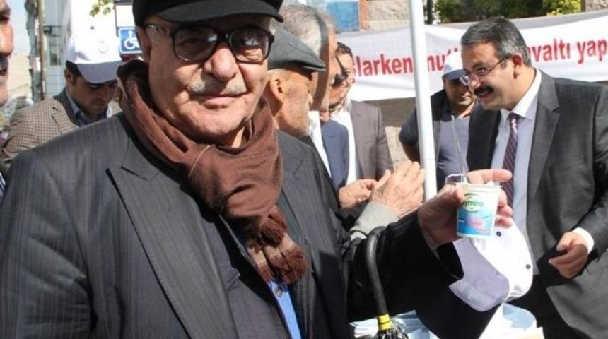 Van&rsquo;da Kemik Erimesine Karşı Yoğurt Dağıtıldı