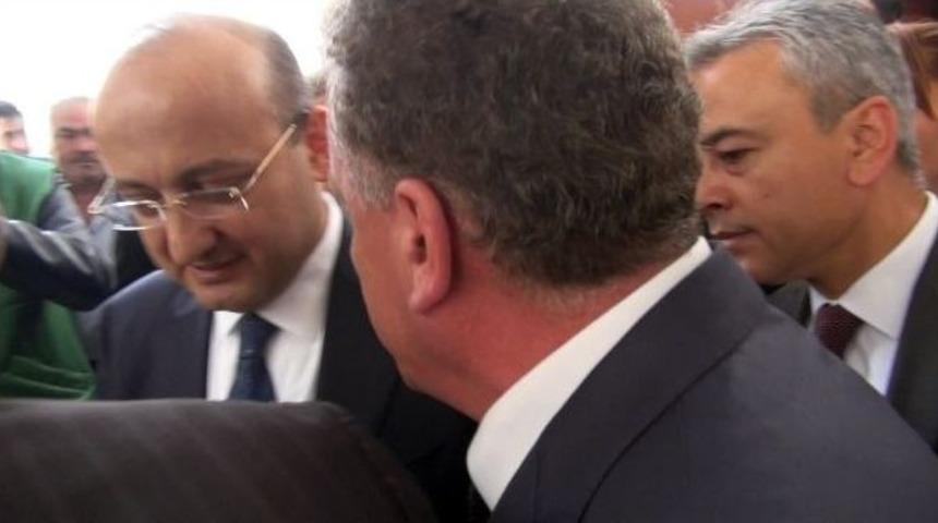 Başbakan Yardımcısı Akdoğan&rsquo;a İki Anlamlı İstek İletti
