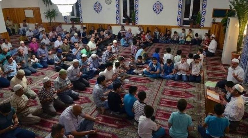 Zihni Paşa Camii G&ouml;revlileri, &Ouml;ğrencileri &Ouml;d&uuml;llendirdi
