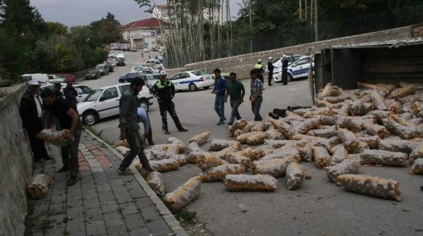 Yozgat&rsquo;ta Patates Y&uuml;kl&uuml; Kamyon Devrildi 1 Kişi Yaralandı