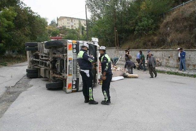 Yozgat’ta Patates Yüklü Kamyon Devrildi 1 Kişi Yaralandı