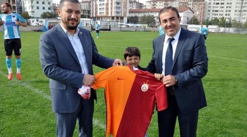Fenerbah&ccedil;eli M&uuml;d&uuml;rden Milletvekiline Galatasaray Forması